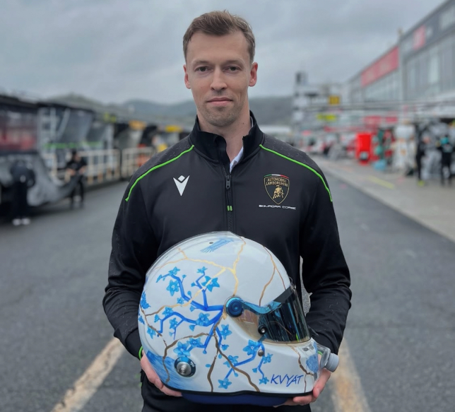 Даниил Квят представил шлем для серии Super GT