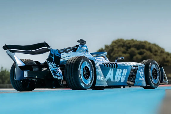Машина Формулы Е поколения GEN4 дебютировала на трассе