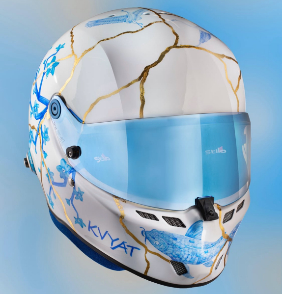 Даниил Квят представил шлем для серии Super GT