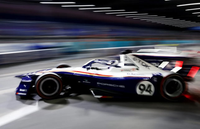Формула E: Гонщики Porsche стартуют из первого ряда